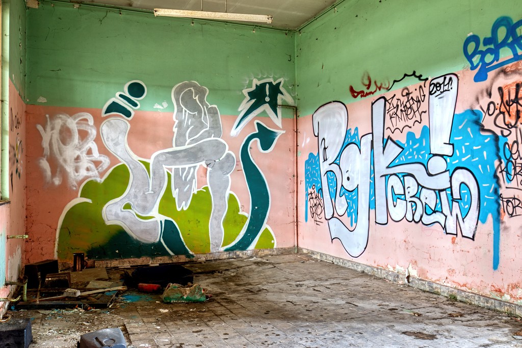 HDR gare montzen belgie belgique urbex decay verlaten station graffiti spoorweg trein train chemin de fer Junkyard abandoned abondonne trash